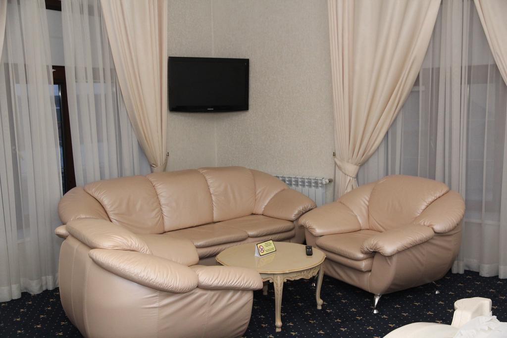 Kleopatra Vip Hotel Камианец-Подилский Екстериор снимка